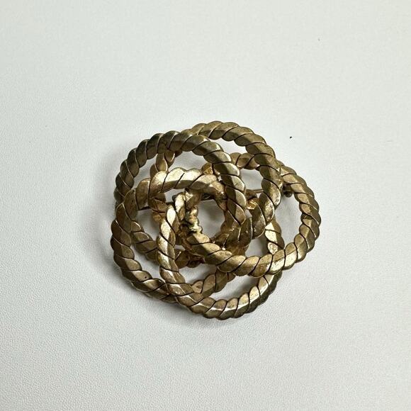 Vintage Gold Knot Brooch Interwoven Circle Pin Timeless Knot Design Jewelry - Picture 3 of 5